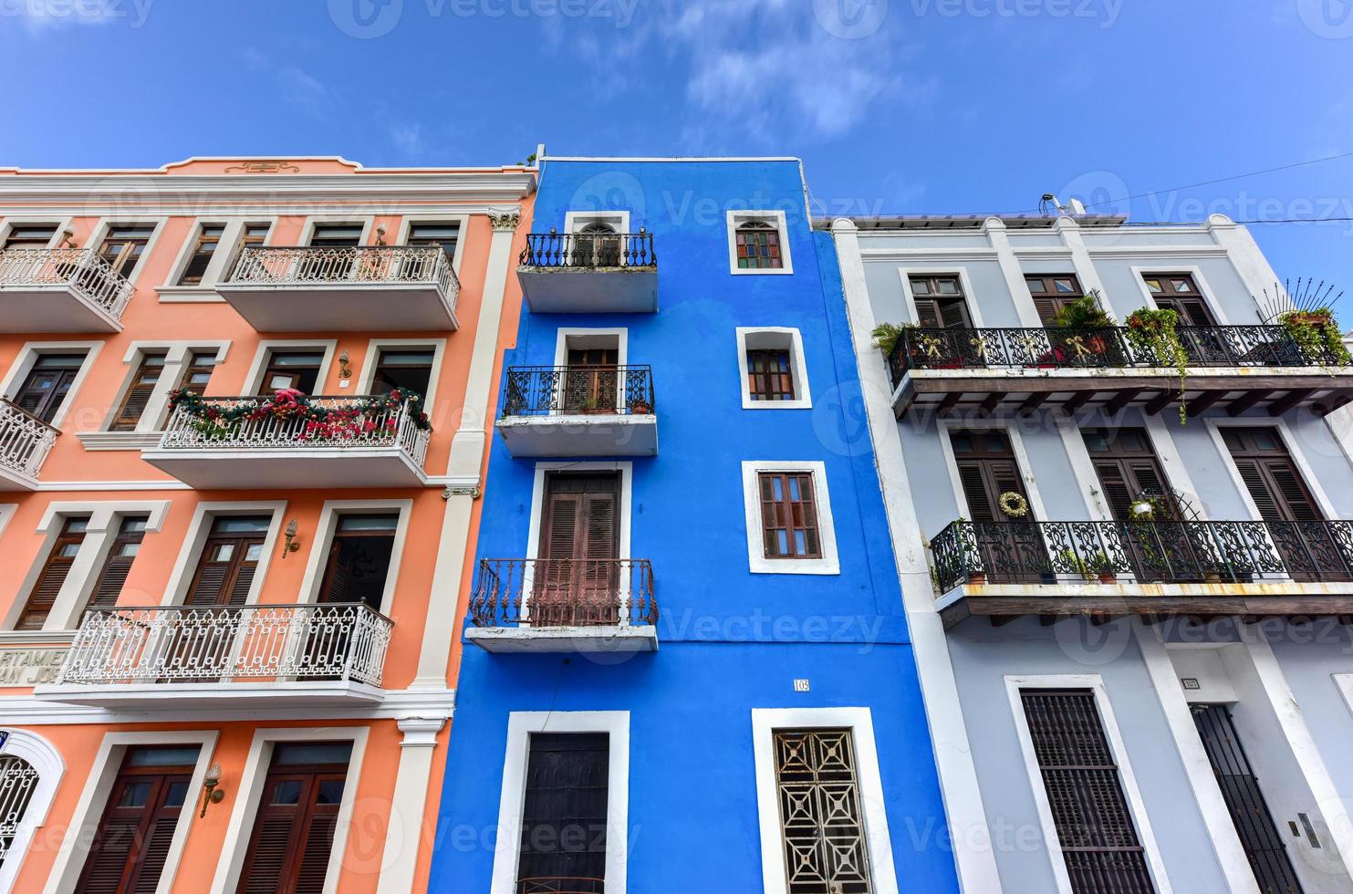 klassiek koloniaal stijl appartementen van san juan, puerto rico. foto