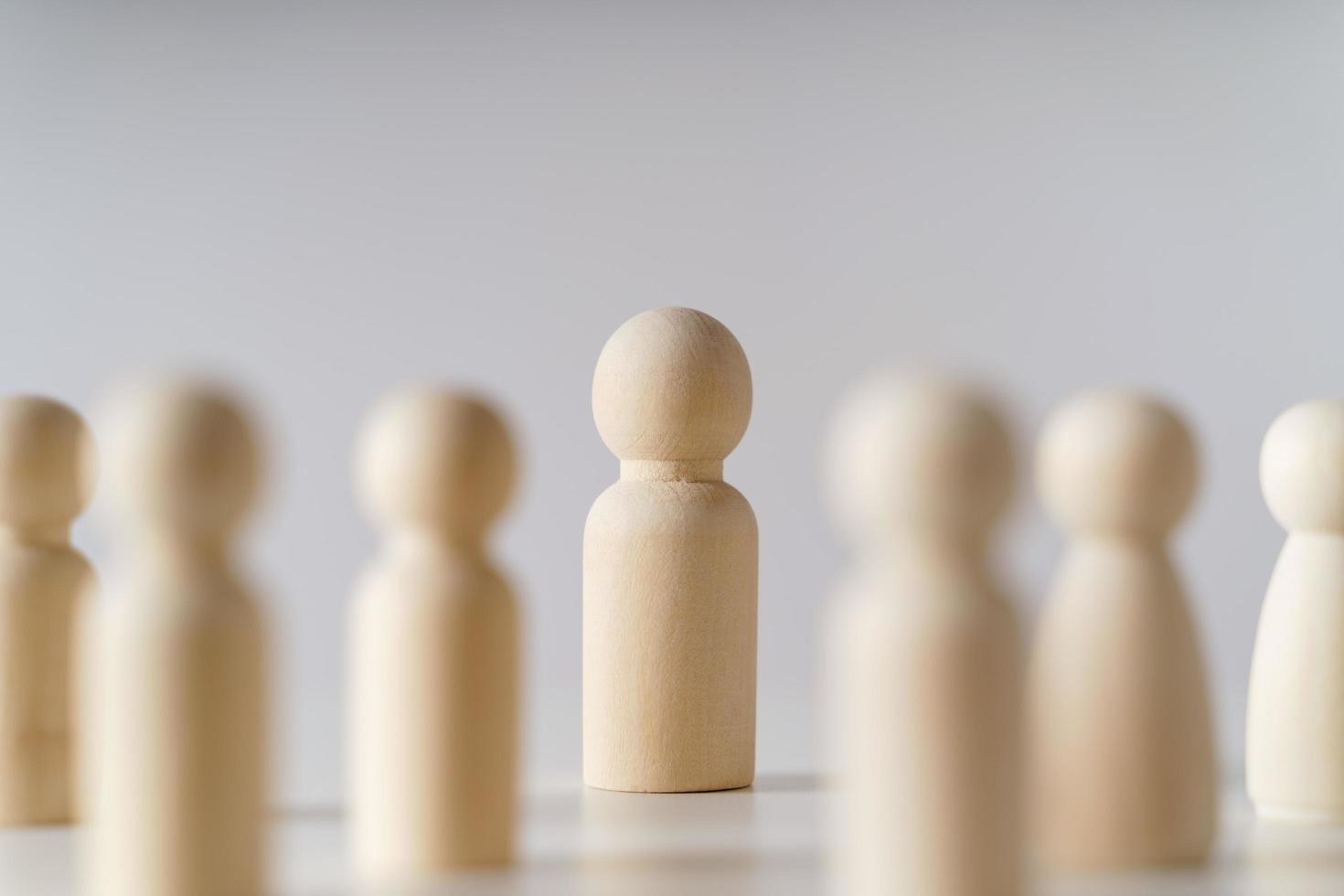 houten figuren Aan wit achtergrond. teamwerk, leiderschap en bedrijf team creatief denken en menselijk bronnen, werving werknemer concept foto