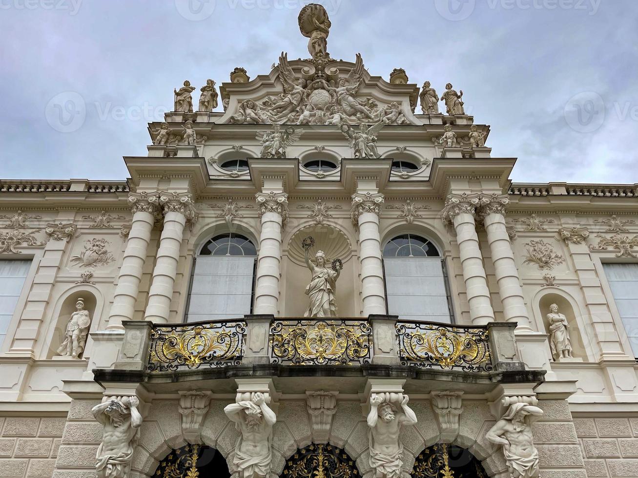 ettal, Duitsland - juli 5, 2021 - linderhof paleis in Beieren, duitsland, een van de kastelen van voormalig koning ludwig ii. foto