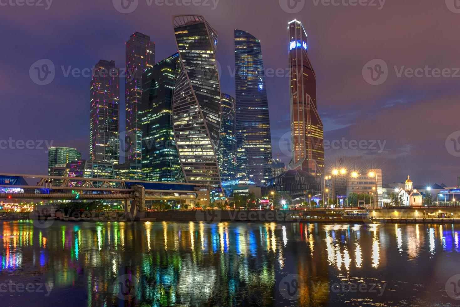 de Moskou Internationale bedrijf centrum Bij nacht foto