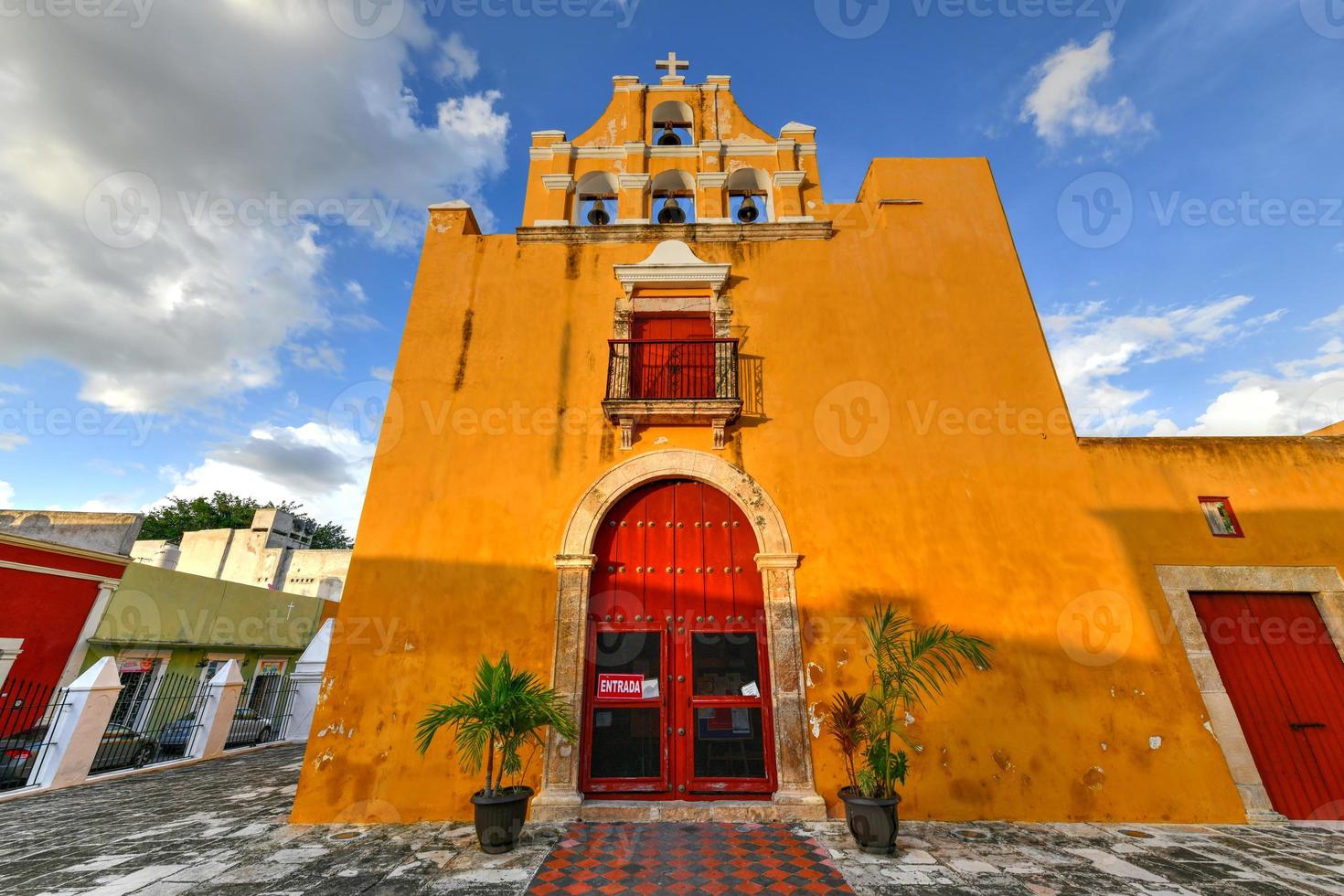 kerk van Jezus in de koloniaal stijl, geschilderd geel in kampeche, Mexico met Ingang Aan de deur. foto