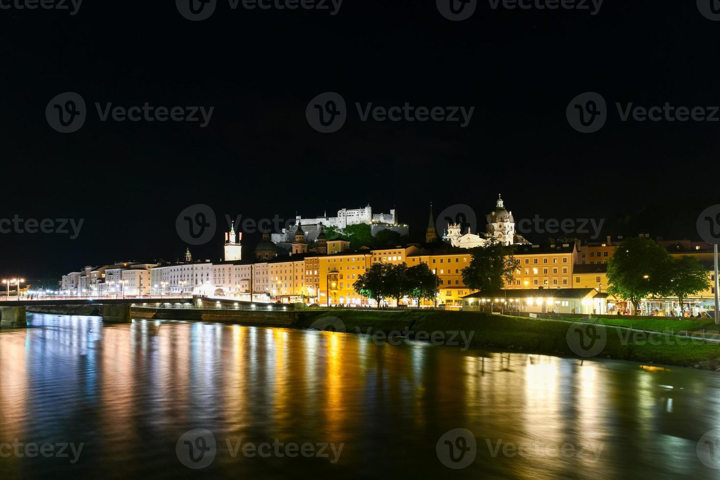 Salzburg stad avond visie. kathedraal, oud stad- altstadt, evangelisch pfarrgemeinde christuskirche Hohensalzburg kasteel verlichte Bij nacht. Salzach rivier- waterkant promenade in salzburg, Oostenrijk. foto