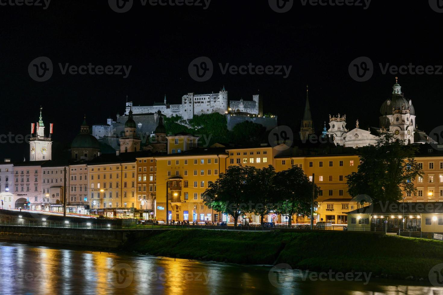 Salzburg stad avond visie. kathedraal, oud stad- altstadt, evangelisch pfarrgemeinde christuskirche Hohensalzburg kasteel verlichte Bij nacht. Salzach rivier- waterkant promenade in salzburg, Oostenrijk. foto