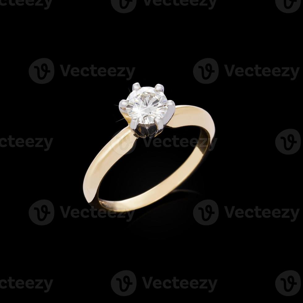 verloving diamant ring Aan zwart achtergrond foto
