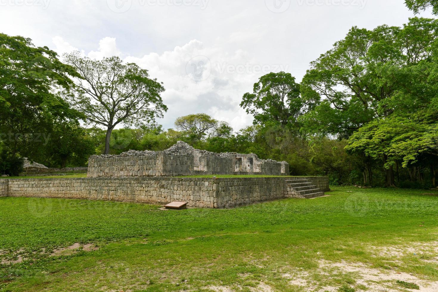 edzna is een Maya archeologisch plaats in de noorden van de Mexicaans staat van kampeche. platform van de messen. foto