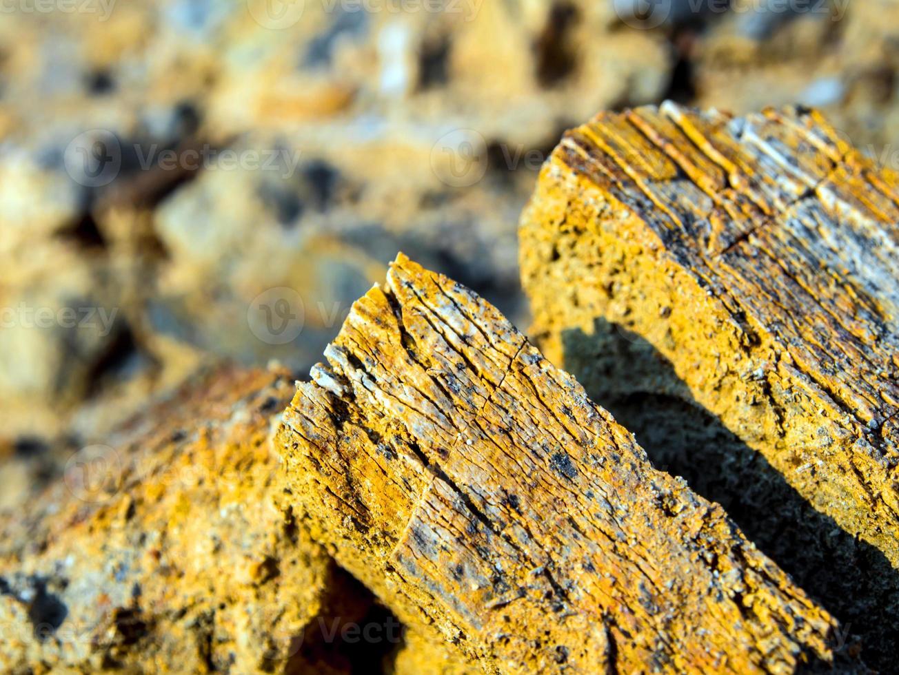 structuur van gouden kleur steen en bodem Aan rotsachtig berg bodem foto