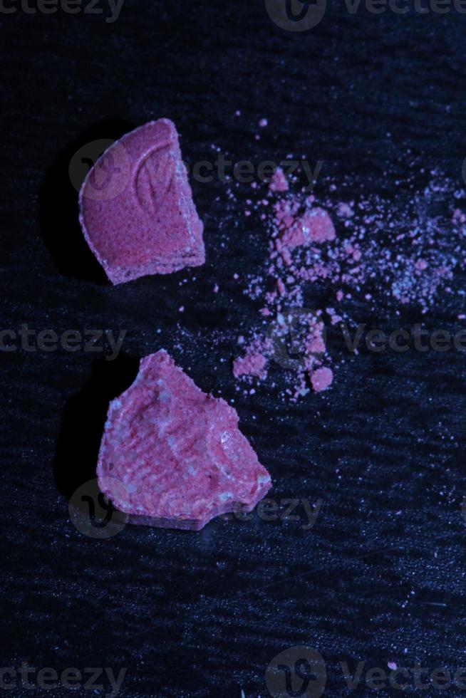 roze schedel extase pil dichtbij omhoog achtergrond hoog kwaliteit afdrukken Purper leger dope verdovende middelen stof hoog dosis psychedelisch manier van leven foto