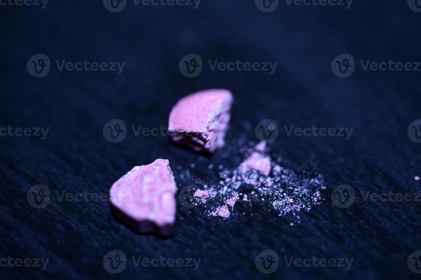 roze schedel extase pil dichtbij omhoog achtergrond hoog kwaliteit afdrukken Purper leger dope verdovende middelen stof hoog dosis psychedelisch manier van leven foto