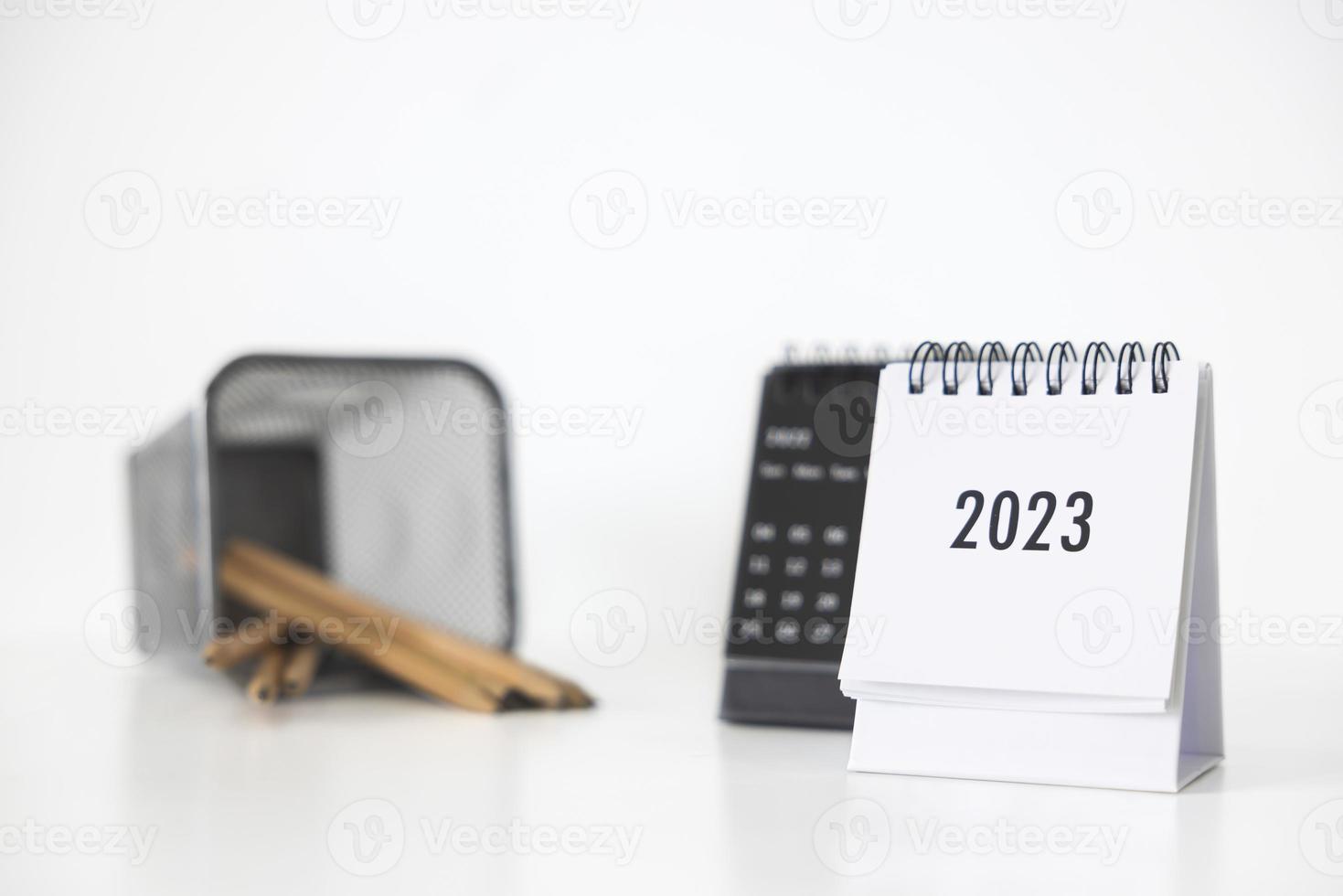 2023 bedrijf kalender en potlood Aan kantoor tafel in nieuw jaar dag. maken een werk plan voor de begin van de jaar. concept over viering, bedrijf, kerstmis, nieuw jaar. foto