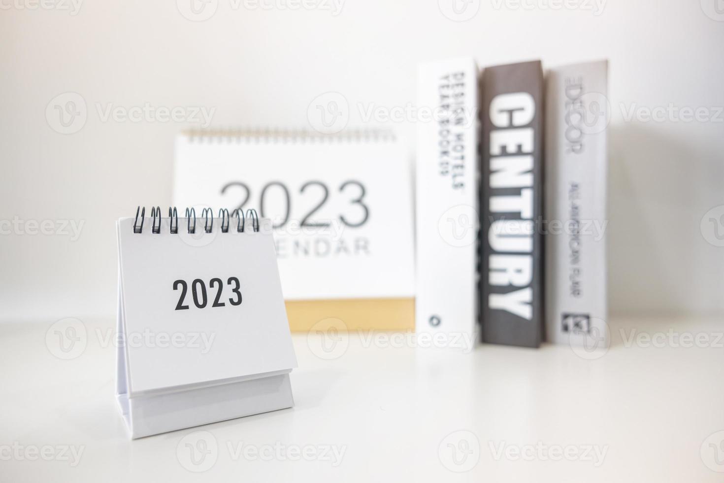 2023 bedrijf kalender Aan kantoor tafel in nieuw jaar dag. maken een werk plan voor de begin van de jaar. concept over viering, bedrijf, kerstmis, nieuw jaar. foto