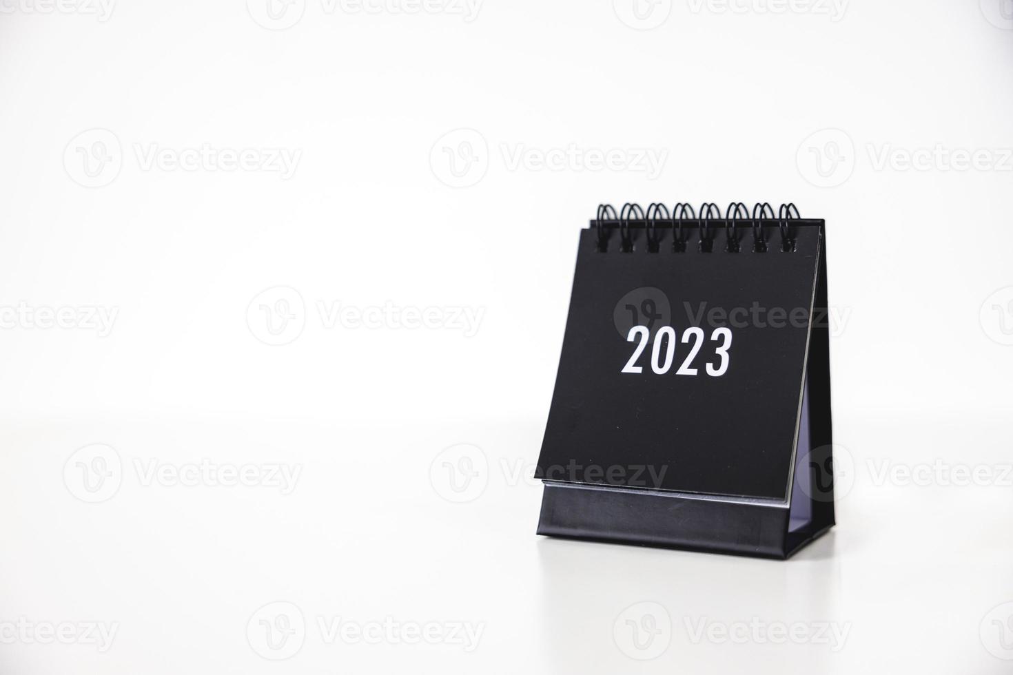 2023 bedrijf kalender Aan kantoor tafel in nieuw jaar dag. maken een werk plan voor de begin van de jaar. concept over viering, bedrijf, kerstmis, nieuw jaar. foto