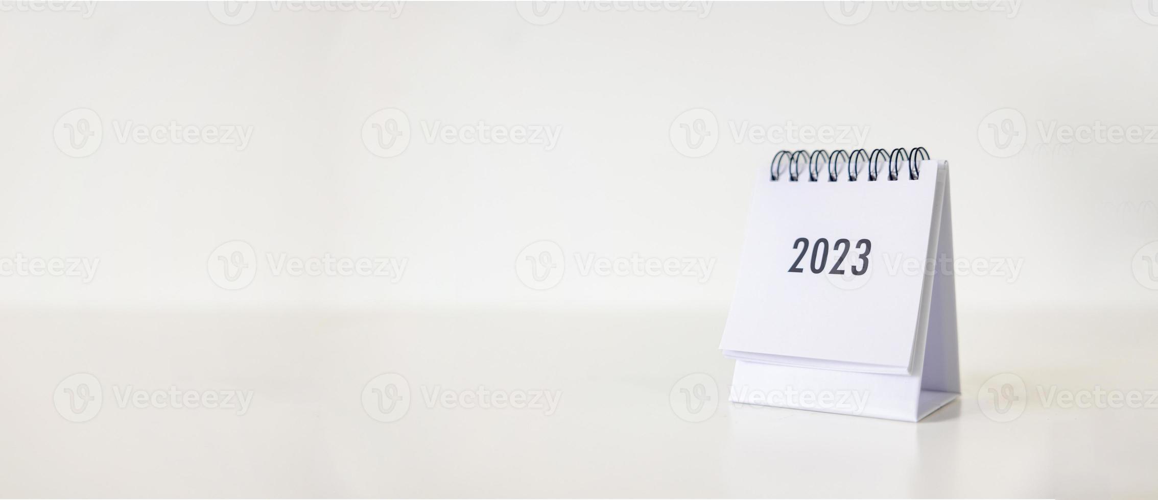 nieuw jaar 2023 bedrijf kalender Aan kantoor tafel in nieuw jaar dag. maken een werk plan voor de begin van de jaar. concept over viering, bedrijf, kerstmis, nieuw jaar. foto