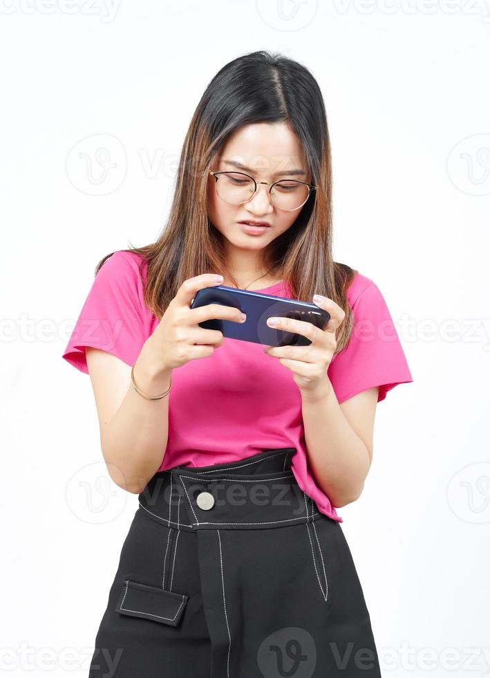spelen mobiel spel Aan smartphone van mooi Aziatisch vrouw geïsoleerd Aan wit achtergrond foto