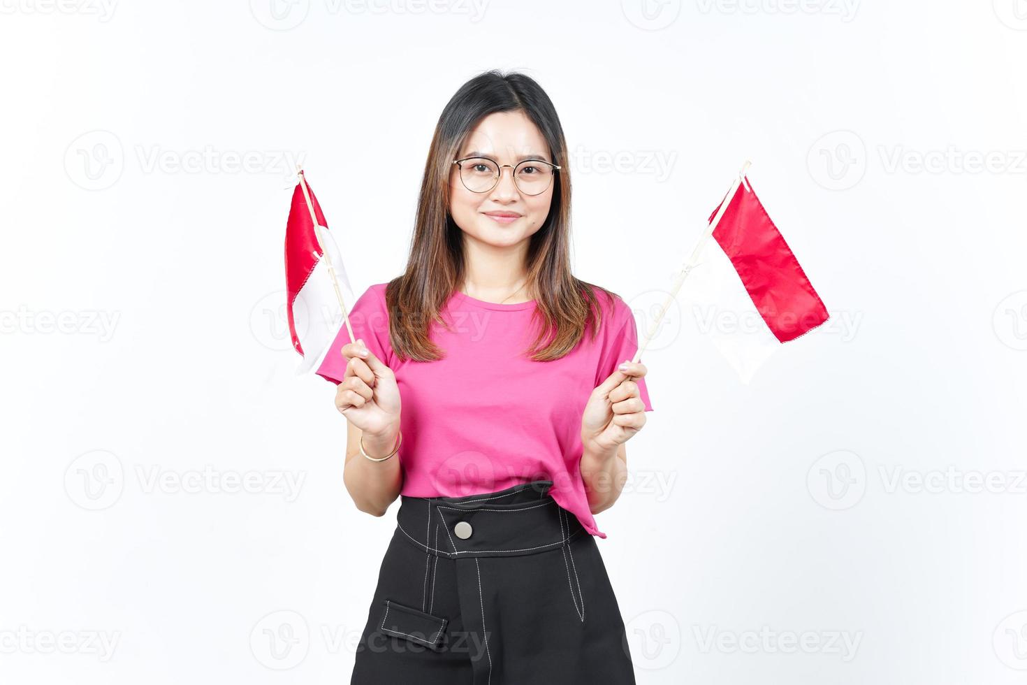 Holding Indonesië vlag van mooi Aziatisch vrouw geïsoleerd Aan wit achtergrond foto