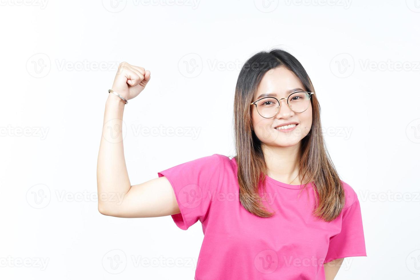 tonen sterkte en stijgen armen van mooi Aziatisch vrouw geïsoleerd Aan wit achtergrond foto