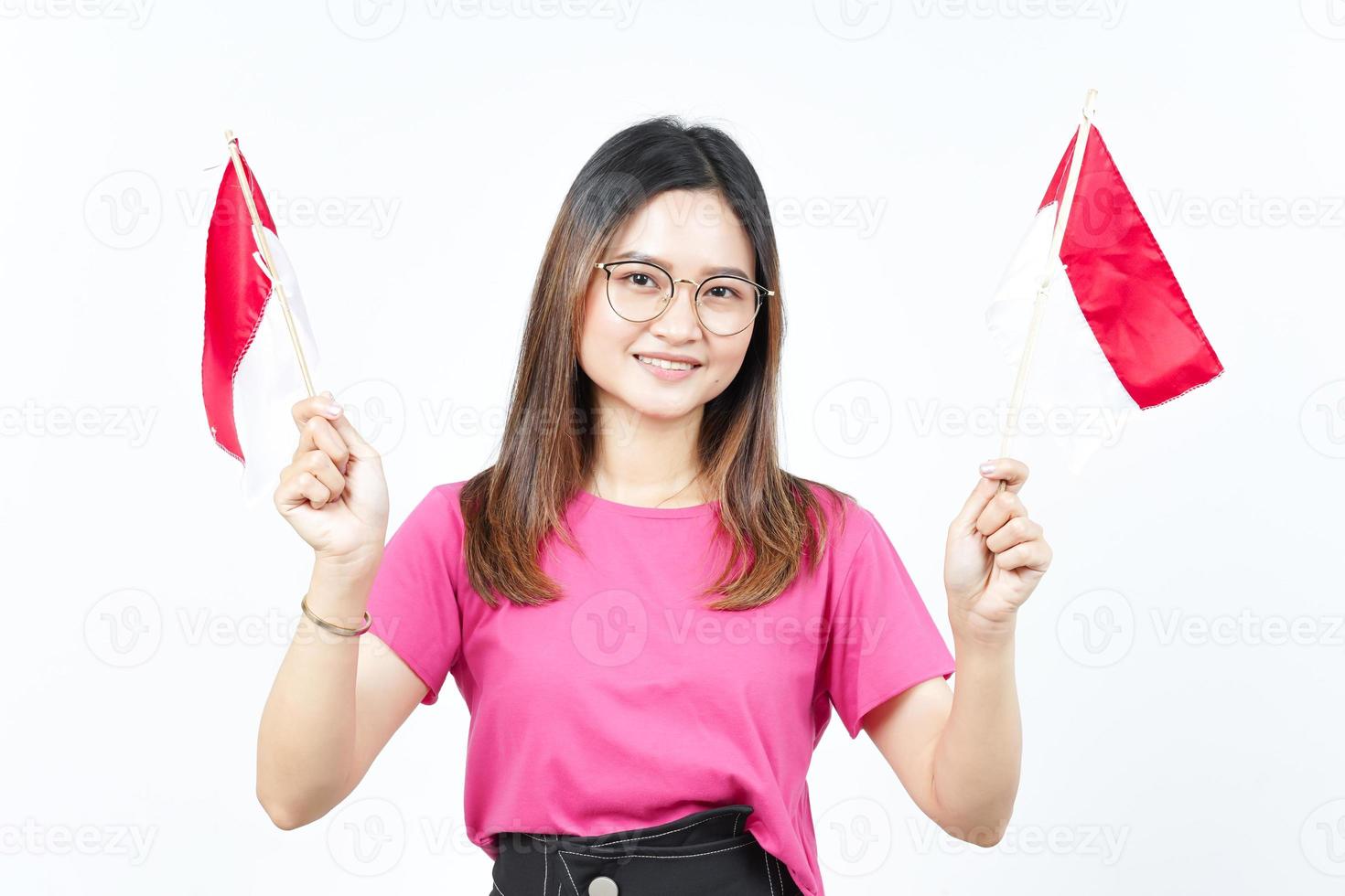 Holding Indonesië vlag van mooi Aziatisch vrouw geïsoleerd Aan wit achtergrond foto