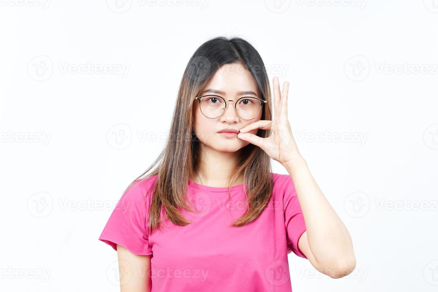 houden geheim lip shut van mooi Aziatisch vrouw geïsoleerd Aan wit achtergrond foto