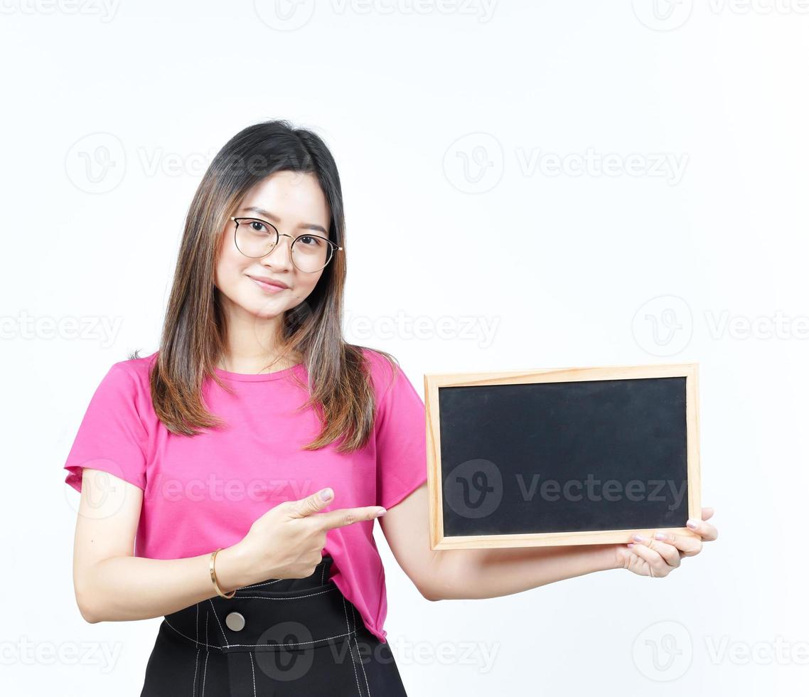 laten zien, presenteren en Holding blanco schoolbord van mooi Aziatisch vrouw geïsoleerd Aan wit foto