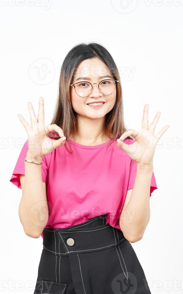 tonen OK teken van mooi Aziatisch vrouw geïsoleerd Aan wit achtergrond foto