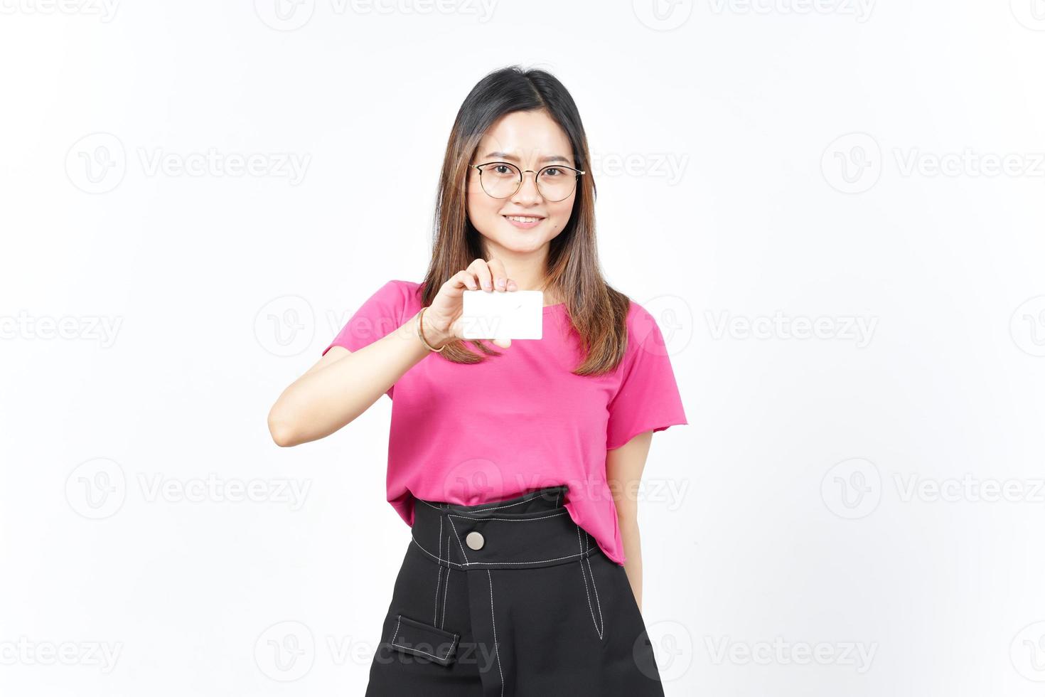 Holding blanco bank kaart of credit kaart van mooi Aziatisch vrouw geïsoleerd Aan wit achtergrond foto