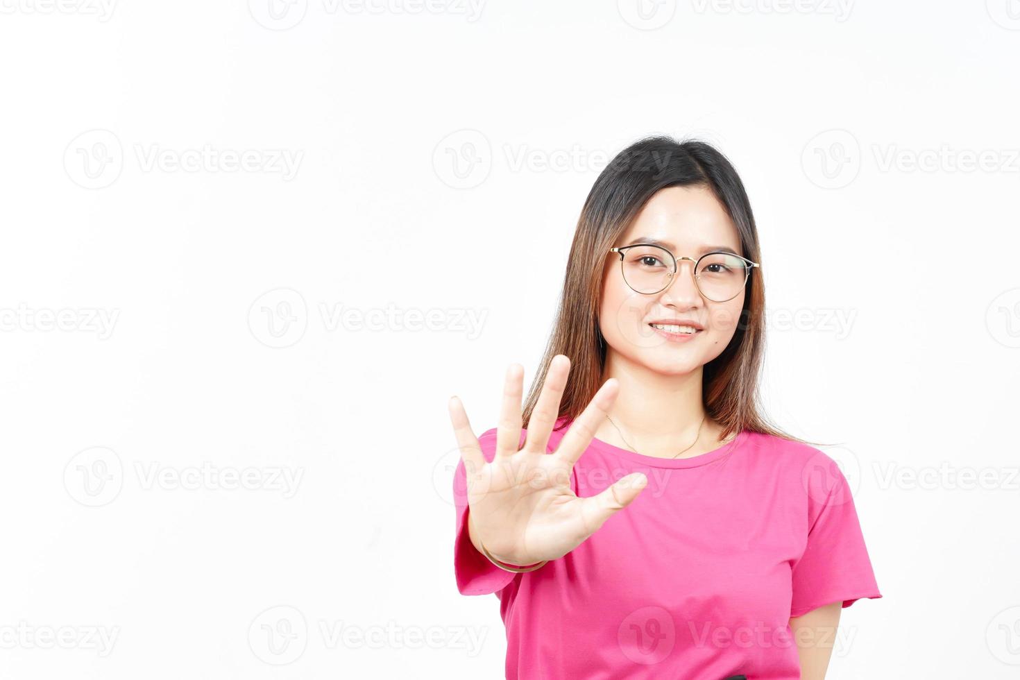 tonen tellen vijf vinger van mooi Aziatisch vrouw geïsoleerd Aan wit achtergrond foto