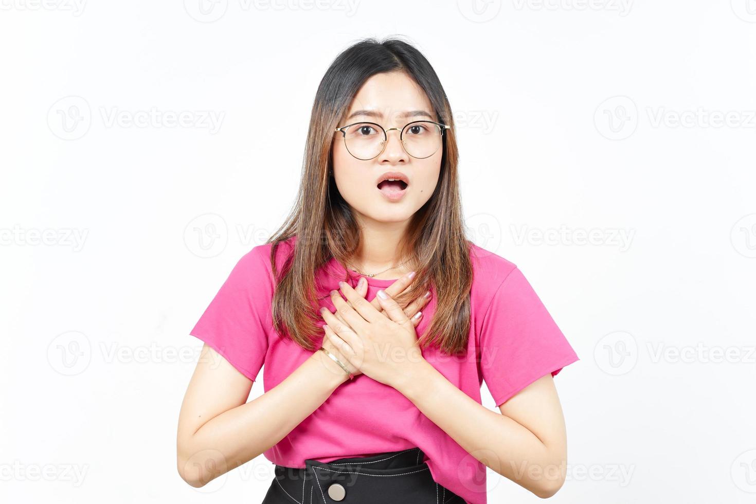 handen Aan borst met geschokt gezicht uitdrukking van mooi Aziatisch vrouw geïsoleerd Aan wit achtergrond foto
