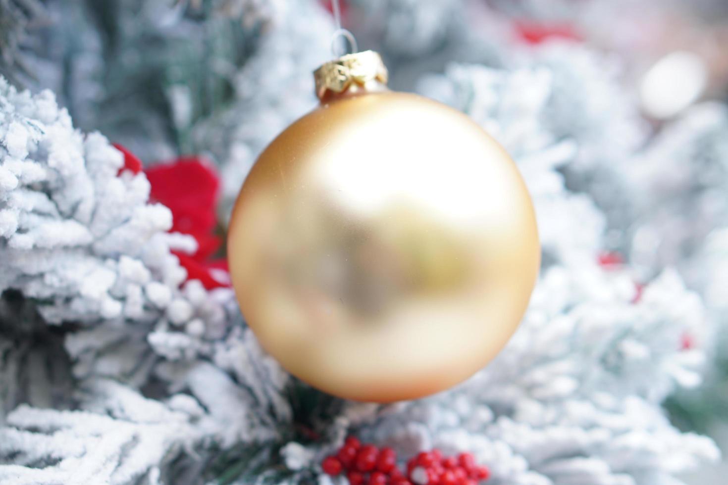 ballen Aan de Kerstmis boom in de nieuw jaar foto