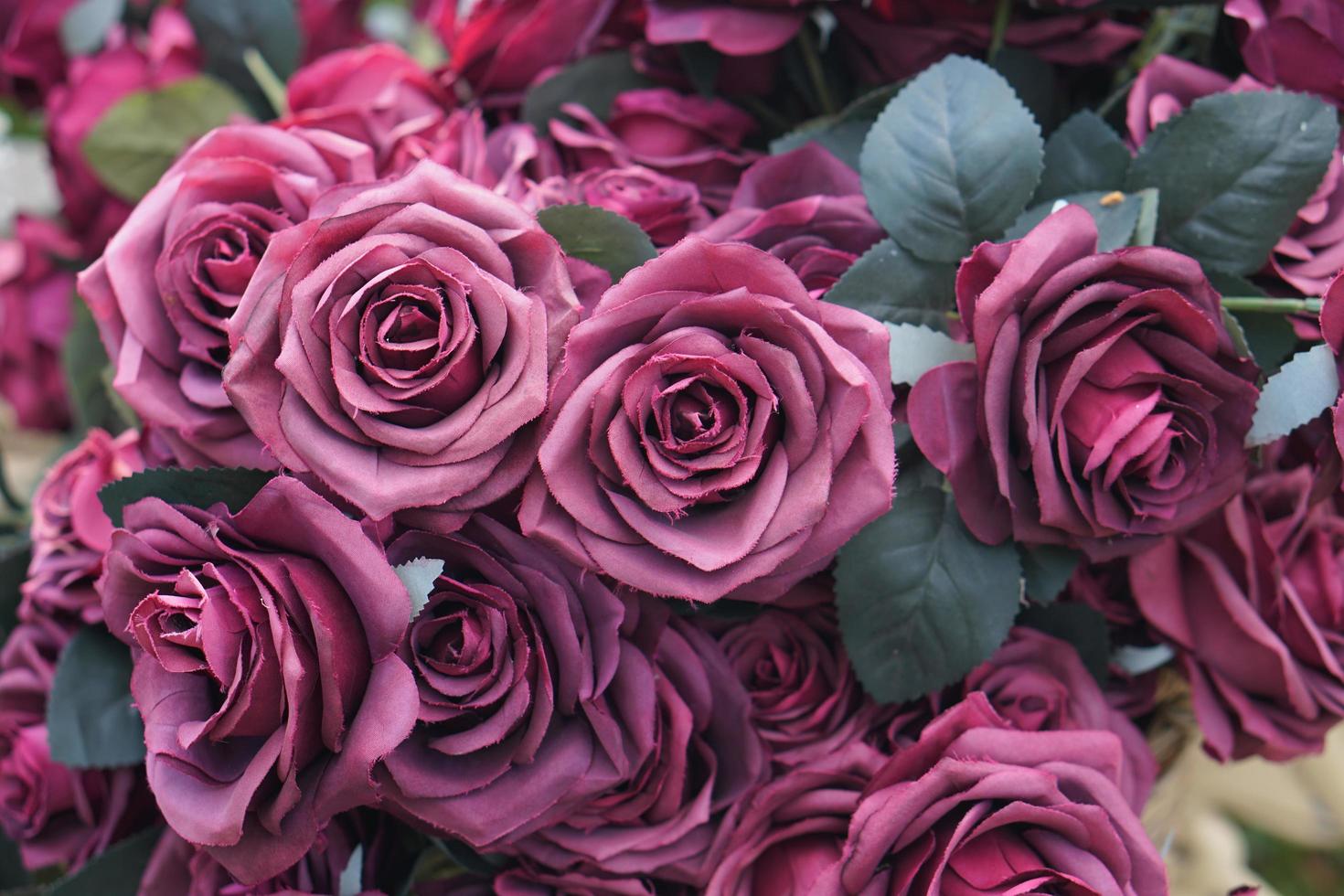 rozen Aan de tafel voor Valentijnsdag dag foto