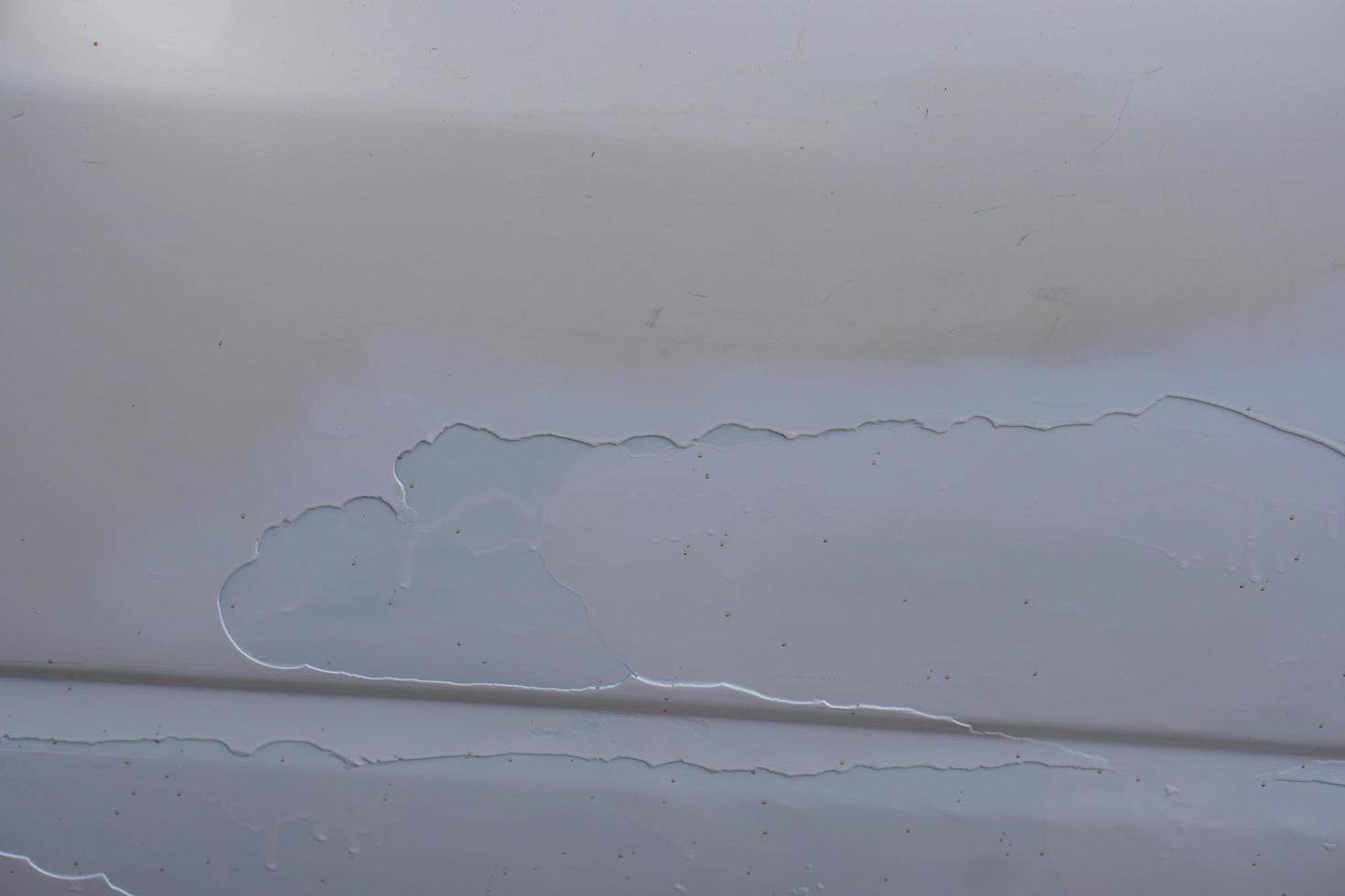 auto's in de omgeving van de kant deur van de achterzijde cabine van wit auto's met krassen krassen de verf foto