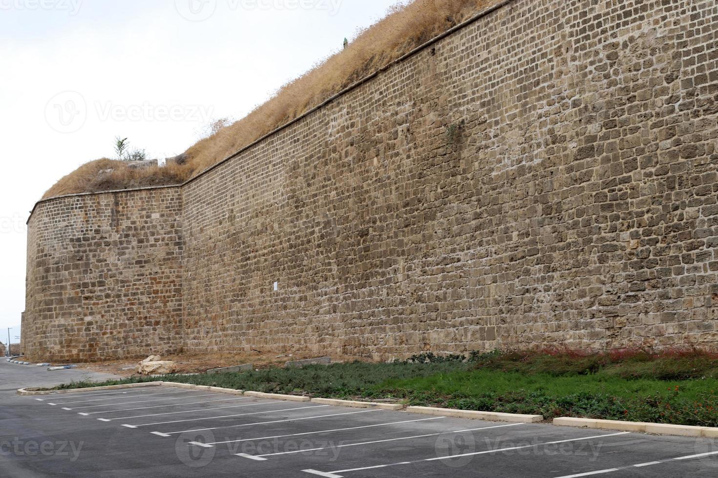 muur van een oude vesting in noordelijk Israël. foto