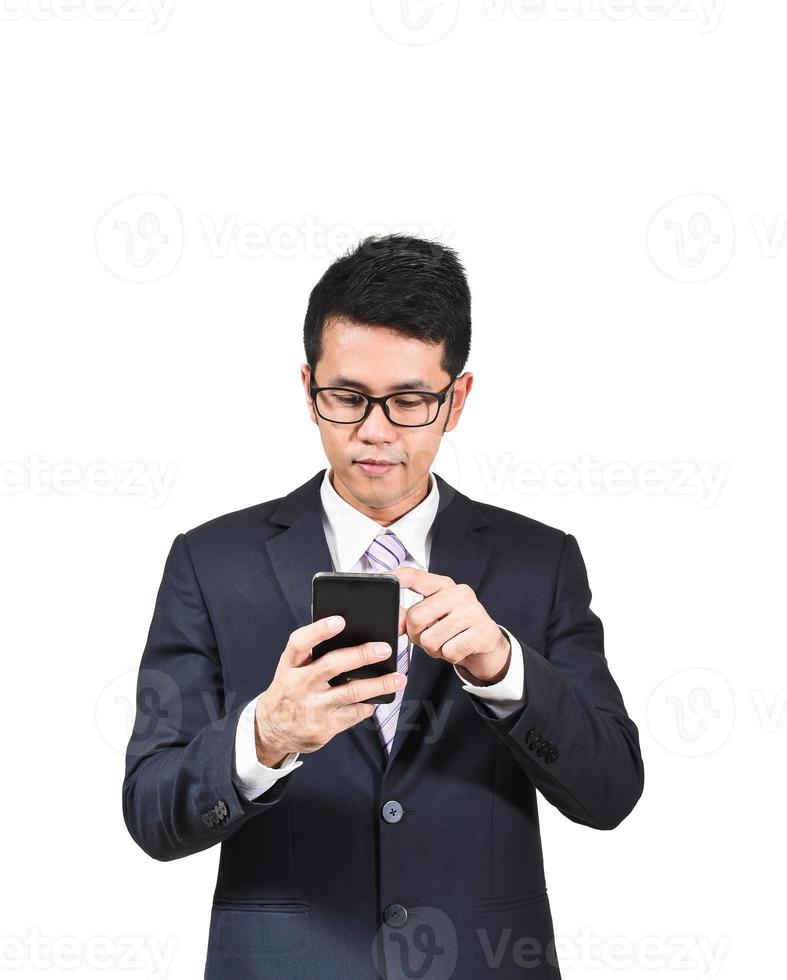 Aziatische zakenman draagt pak met behulp van mobiele telefoon geïsoleerd witte achtergrond. bedrijfsconcept aziatische man wil chatten met mobiel of handelen op mobiele telefoon. foto