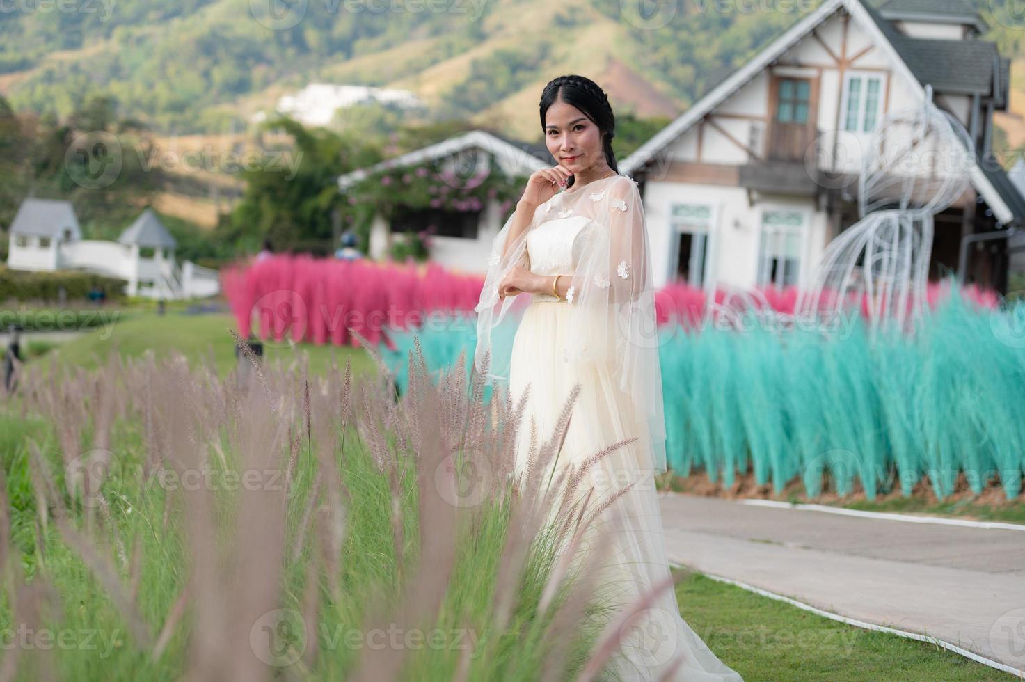 Aziatisch mooi met jurk is gelukkig foto