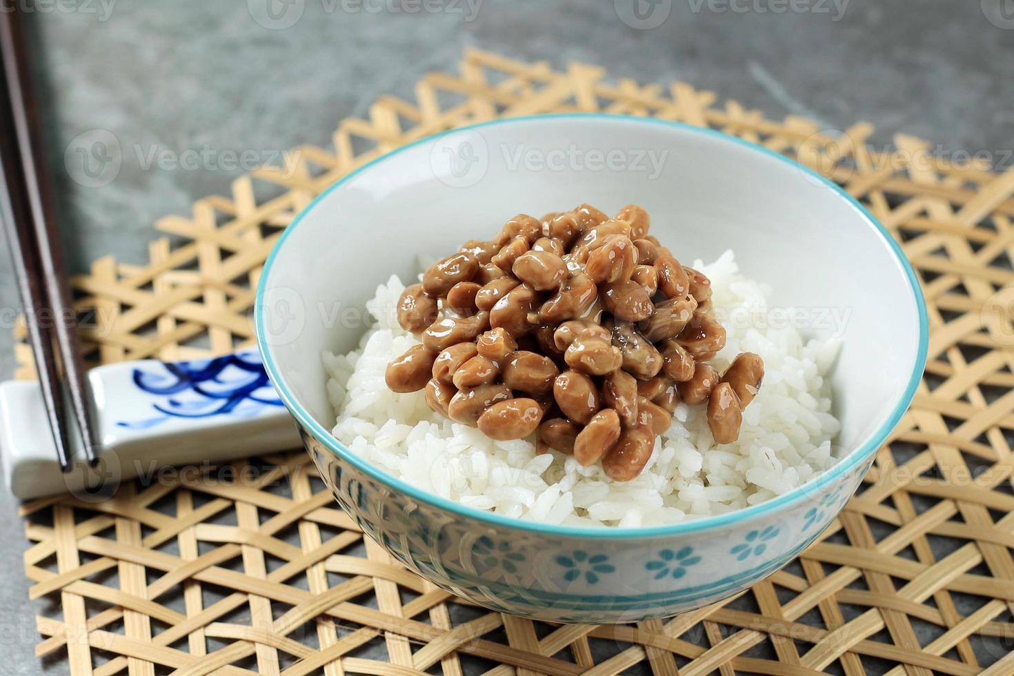 dichtbij omhoog natto over- wit rijst- foto