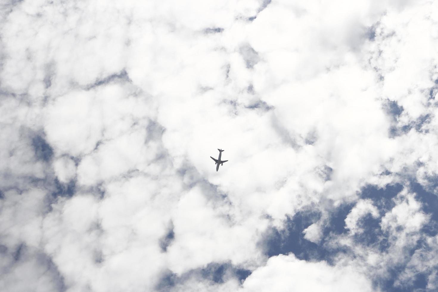 pluizig wit wolken Aan helder blauw lucht in karachi Pakistan 2022 foto