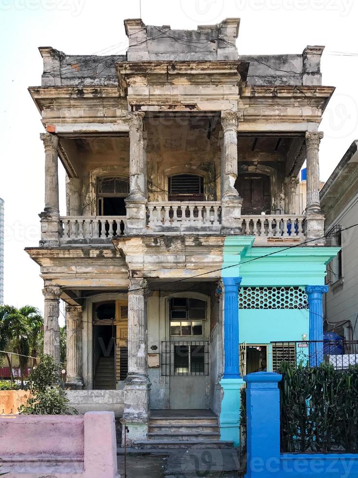 typisch gebouw in divers graden van verval in gek, havanna, Cuba. foto