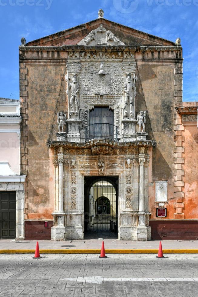 merida, Mexico - mei 24, 2021 - montejo huis van nationaal erfgoed van merida, Yucatán, Mexico. de montejo huis is een gebouw gebouwd tussen 1542 en 1549 door de veroveraars van de yucatan schiereiland. foto