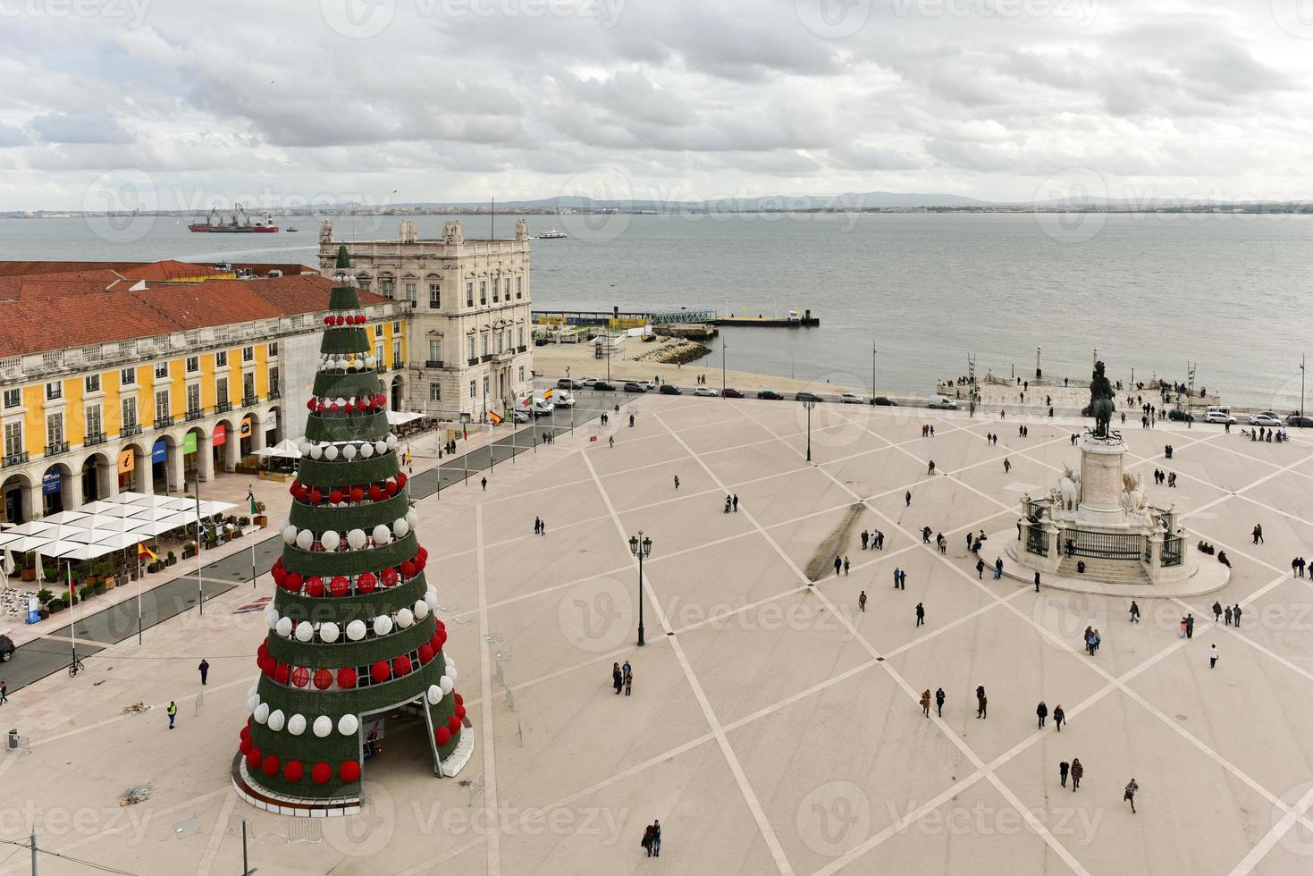 handel plein in Lissabon, Portugal met Kerstmis decoraties. foto