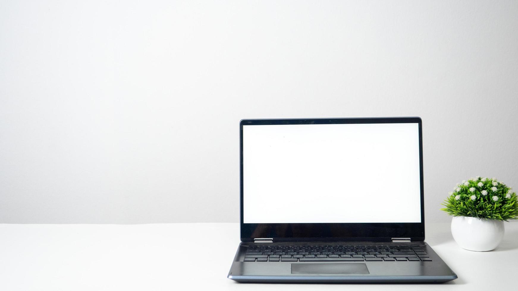 laptop blanco wit scherm Aan de tafel kopiëren ruimte foto