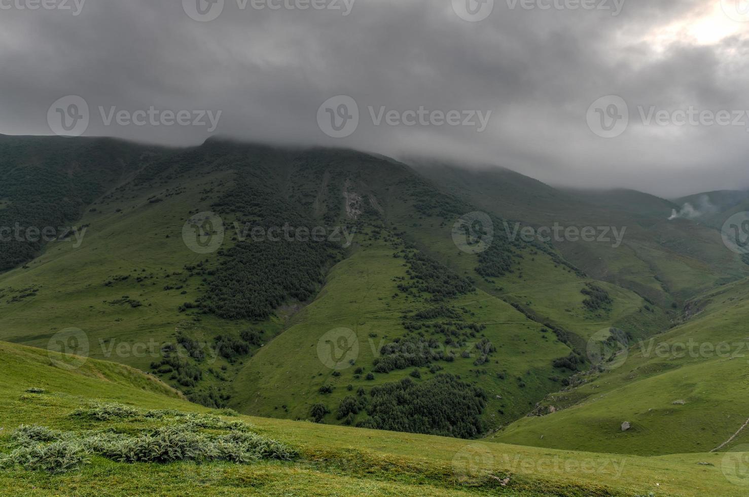 heuvelachtig landschap in de buurt de dorp van Gergeti in Georgië, onder monteren Kazbegi. foto