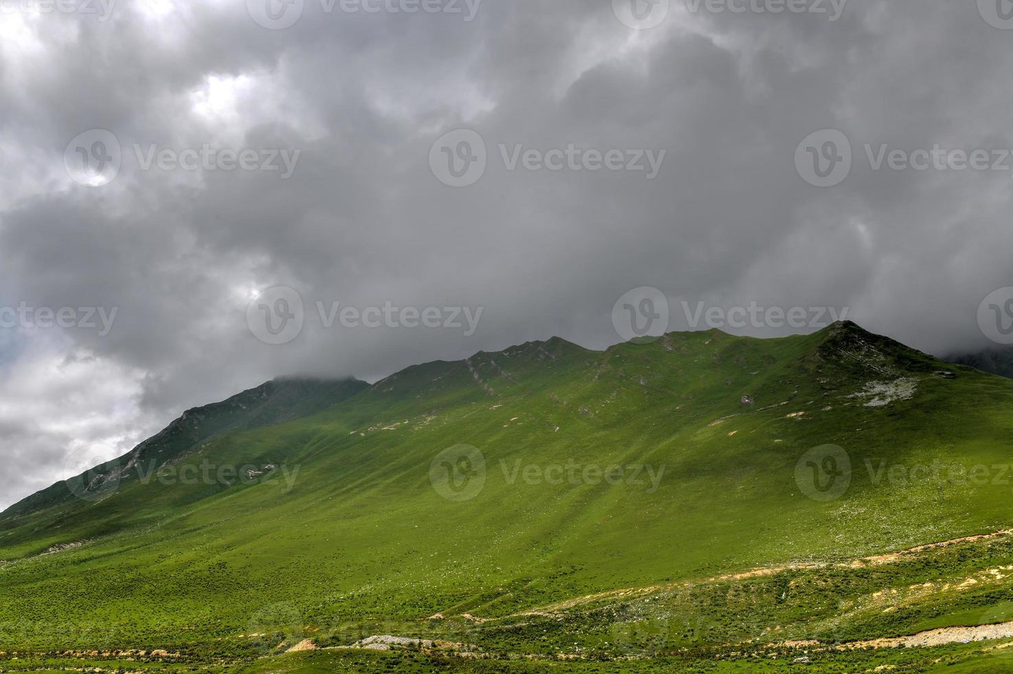 mooi berg landschap langs de Georgisch leger weg in Kazbegi, Georgië foto
