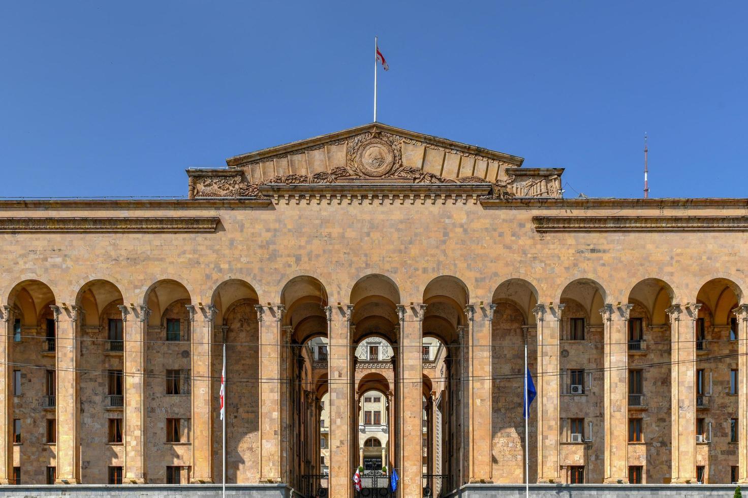 oud parlement in regering huis Aan shota rustaveli Laan in tbilisi, Georgië, 2022 foto