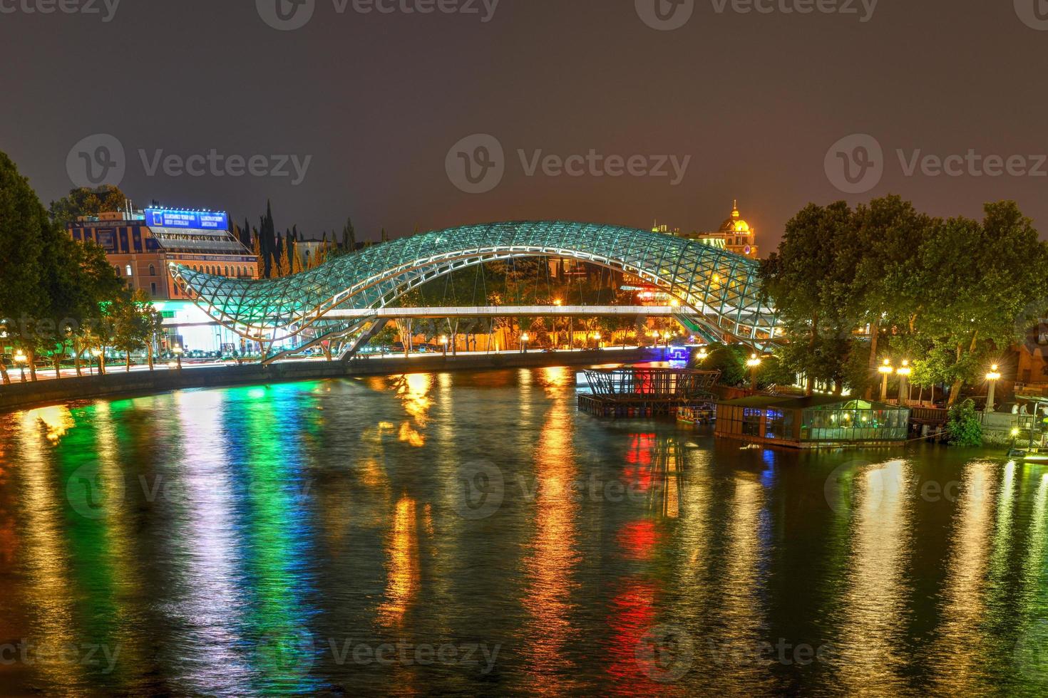 de brug van vrede in tbilisi, een voetganger brug over- de mtkvari rivier- in tbilisi, Georgië. foto