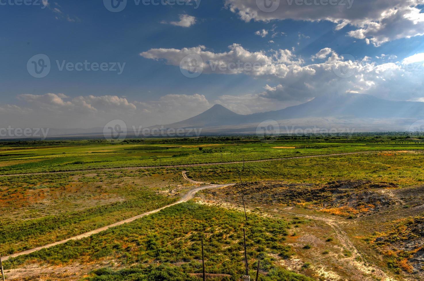 panorama van de Armeens landschap en monteren ararat in de buurt de Turks grens. foto