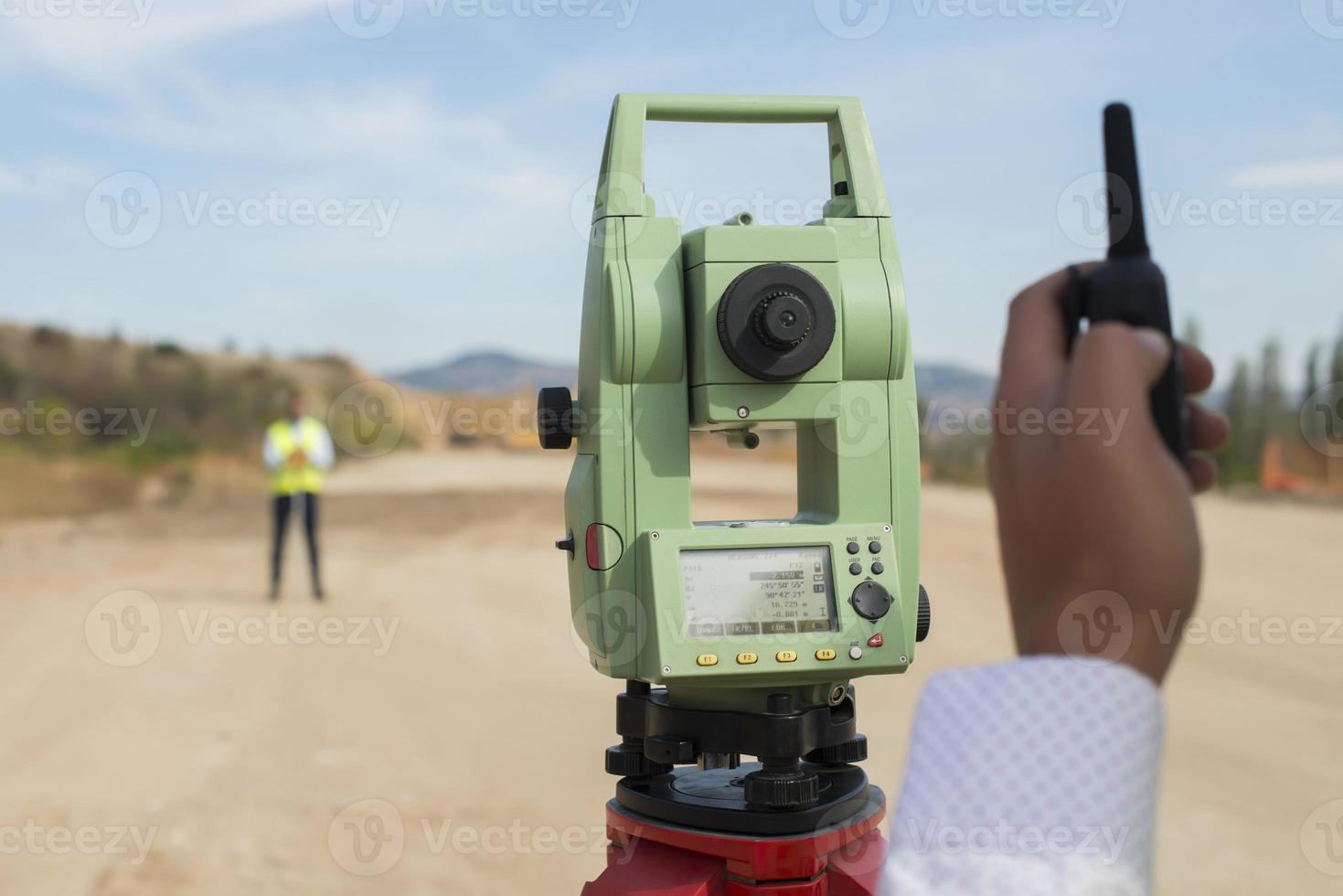 landmeter ingenieur is meten niveau Aan bouw plaats. landmeters ervoor zorgen nauwkeurig metingen voordat onderneming groot bouw projecten. foto