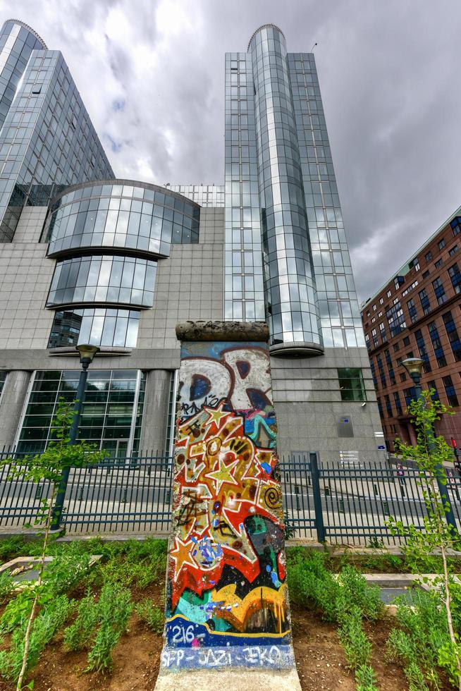 stuk van de berlijn muur in de buurt de Europese parlement kantoor gebouwen in Brussel, belgië. foto