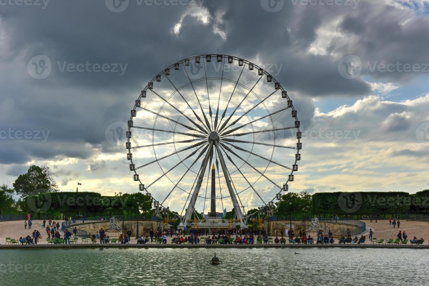 ferris wiel door tuileries tuin in Parijs, Frankrijk. het is een van de oudste en meest populair plaatsen in de centrum van Parijs in de 1e wijk, Aan de Rechtsaf bank van Seine. foto