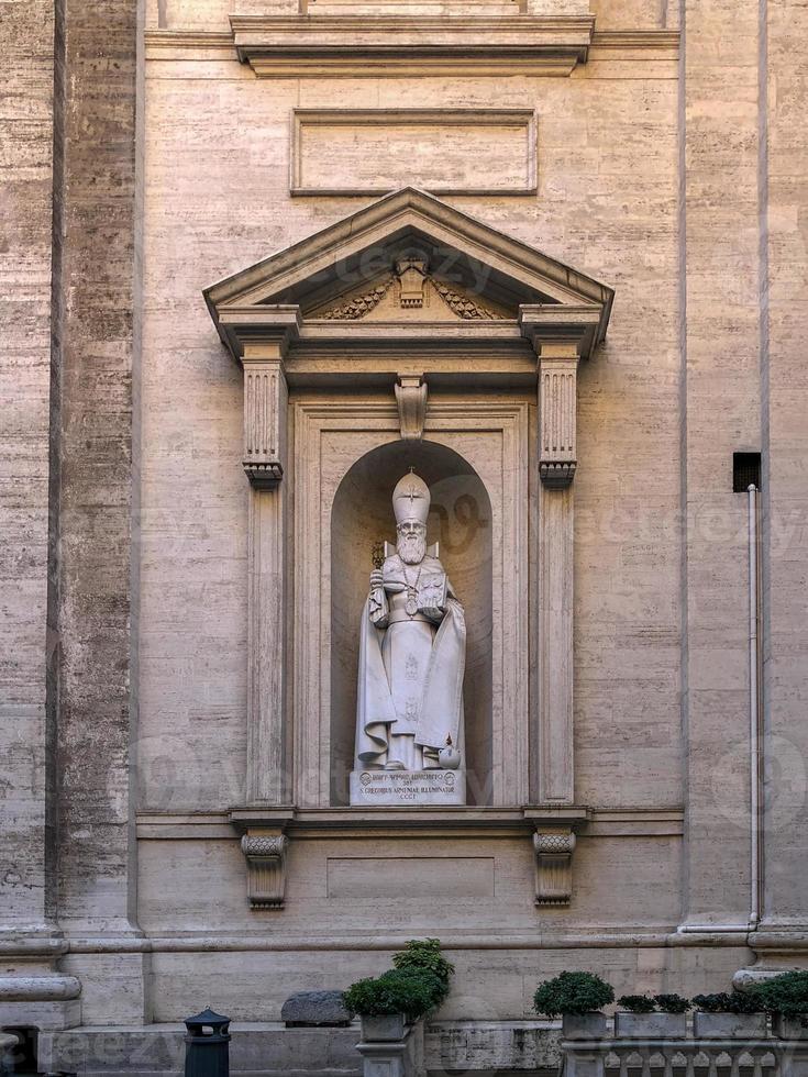 Vaticaan stad - maart 23, 2018 - standbeeld van st. Gregorius Armeens, verlichter Bij st. peter's basiliek in Vaticaan, Rome, Italië. hij was de eerste officieel hoofd van de Armeens apostolisch kerk. foto