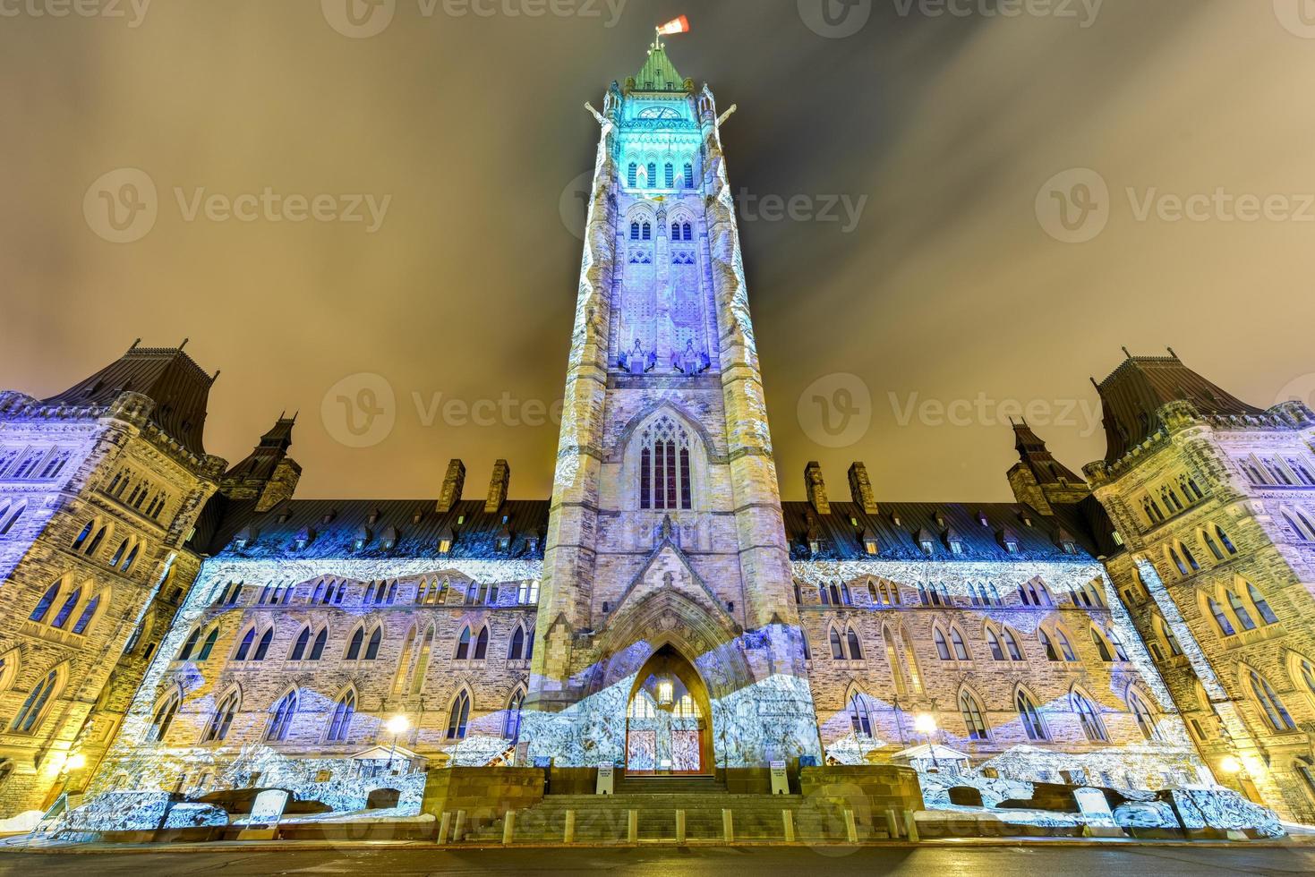 winter vakantie licht tonen geprojecteerd Bij nacht Aan de Canadees huis van parlement naar vieren de 150ste verjaardag van confederatie van Canada in Ottawa, Canada. foto