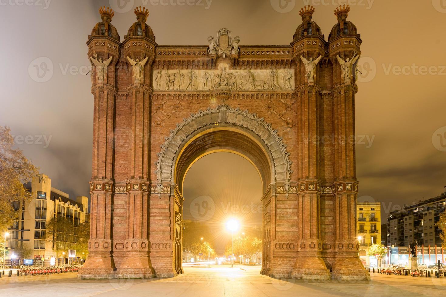 de boog de triomf Bij nacht in Barcelona, Spanje. foto