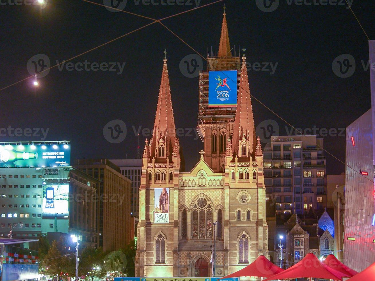 melbourne, Australië - bederven 18, 2006 - heilige die van paul kathedraal in melbourne, Australië Bij nacht. foto